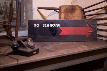 Tablica wskazująca kierunek wejścia do schronu © Adam.rtk