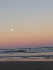 Atardecer en la playa del mar Argentino