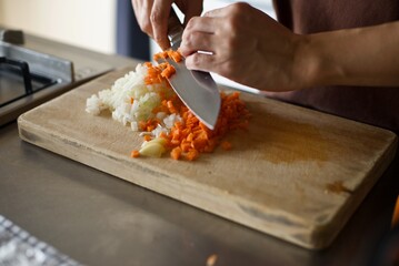 ミートソースを作るためにニンジンと玉ねぎをみじん切りにしているところ