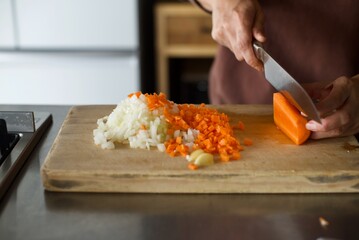 ミートソースを作るためにニンジンと玉ねぎをみじん切りにしているところ