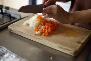 ミートソースを作るためにニンジンと玉ねぎをみじん切りにしているところ