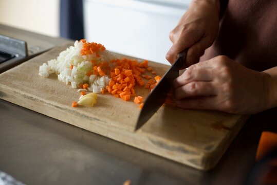 ミートソースを作るためにニンジンと玉ねぎをみじん切りにしているところ