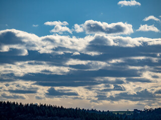 Wolkenhimmel im Winter