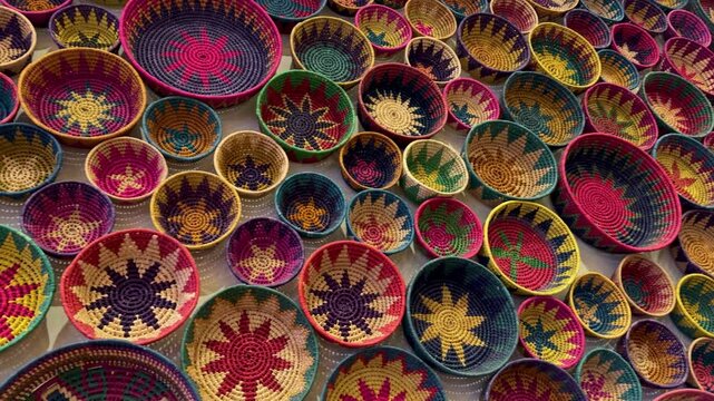 pared con canastas hechas por artesanos mexicanos