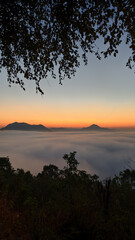Obraz premium Breathtaking sunrise over mountains and foggy landscape