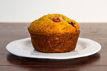 Banana berry muffin