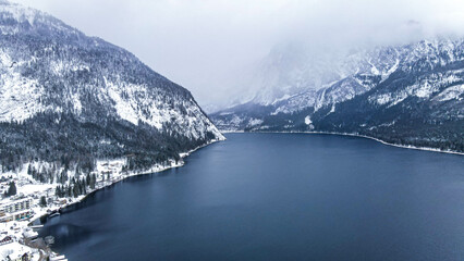 Obraz premium Pragser Wildsee im Winter und Großer Apostel, pueblos mágicos en Austria, tomas con dron, lagos, See, hermosos paisajes.