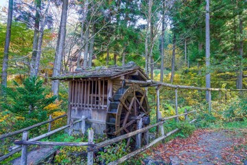 静寂に包まれた古い水車小屋の晩秋の情景