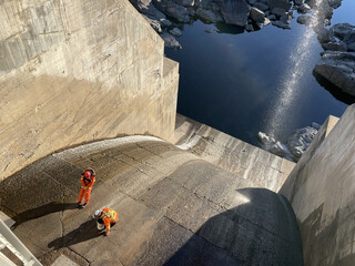 Travaux en hauteur homme araignée cordiste barrage santé sécurité  © Elise