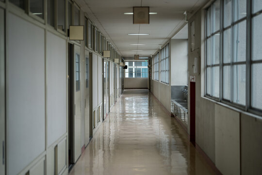 小学校・中学校・高校の校舎・学校の廊下
