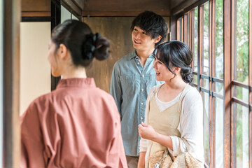 老舗の温泉旅館・高級旅館・宿坊で観光客に接客する仲居さん・女将さん
