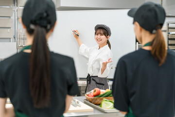 調理師のセミナー・勉強会で教える講師の女性

