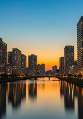 Fototapeta premium 立ち並ぶタワーマンションの夕暮れ風景・運河・夜景