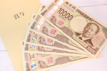 新紙幣一万円札と賞与袋