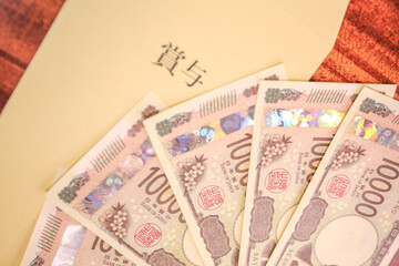 新紙幣一万円札と賞与袋
