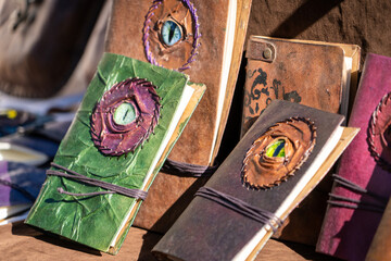 Libros de magia expuestos en feria medieval. Grimorios y hechizos de magia © Javier
