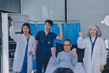 Obraz premium A team of doctors and nurses are working to treat a female patient in the patient's room.