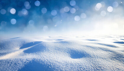 Obraz premium ボケ感のある雪景色の背景。青空の下雪の降る雪山イメージ。スキー場のゲレンデ背景。A background of snowy scenery with a blurred effect. Image of a snowy mountain under a blue sky. A background of a ski slope.