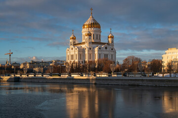 Fototapeta premium Cathedral of Christ the Savior on the Prechistenskaya embankment of the Moskva River on a sunny winter day, Moscow, Russia