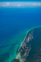 Vista a&eacute;rea de las aguas turquesas y costas de Celest&uacute;n, Yucat&aacute;n