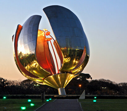 Escultura Floralis no bairro Recoleta. Buenos Aires. Argentina.
