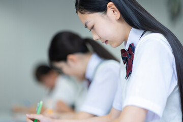 試験を受ける学生
