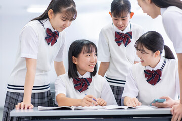 休み時間を過ごす学生