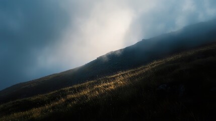 Fototapeta premium Misty Mountain Landscape: Sunlight Through Fog