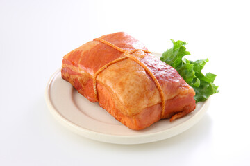 皿盛りしたハム（ブロック）　白背景
