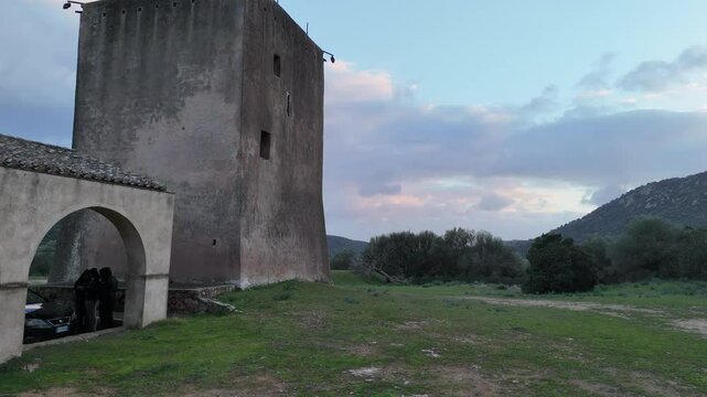 Riprese aeree di un antichissima chiesa medievale , Chiesetta di Sant&rsquo;Isidoro, nascosta tra le colline nella regione di Teulada in Sardegna. 