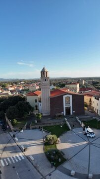 riprese drone della Chiesa parrocchiale di San Giovanni Battista a San Giovanni Suergiu in Sardegna (60 FPS, riprese verticali per social)
