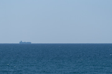 雲と水平線が続く広い海

