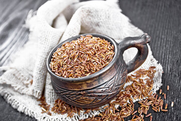 Rice red in cup on dark board