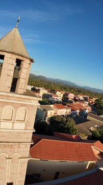 riprese drone della Chiesa parrocchiale di San Giovanni Battista a San Giovanni Suergiu in Sardegna (60 FPS, riprese verticali per social)