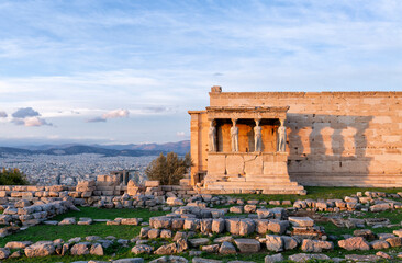 Obraz premium Detail of Caryatid Porch on the Acropolis in Athens, Greece. Ancient Erechtheion or Erechtheum temple. World famous landmark at the Acropolis Hill