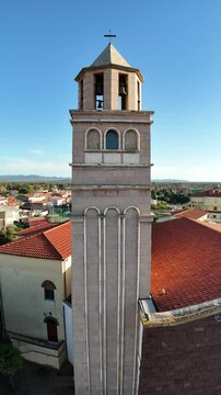 riprese drone della Chiesa parrocchiale di San Giovanni Battista a San Giovanni Suergiu in Sardegna (60 FPS, riprese verticali per social)