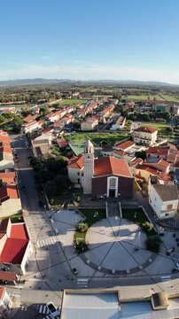 riprese drone della Chiesa parrocchiale di San Giovanni Battista a San Giovanni Suergiu in Sardegna (60 FPS, riprese verticali per social)