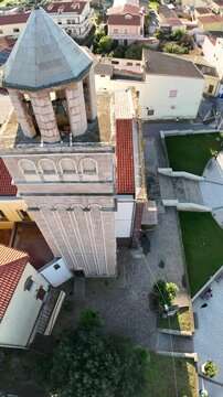 riprese drone della Chiesa parrocchiale di San Giovanni Battista a San Giovanni Suergiu in Sardegna (60 FPS, riprese verticali per social)