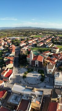 riprese drone della Chiesa parrocchiale di San Giovanni Battista a San Giovanni Suergiu in Sardegna (60 FPS, riprese verticali per social)