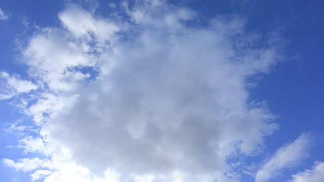 天気のいい快晴で雲がふよふよしている