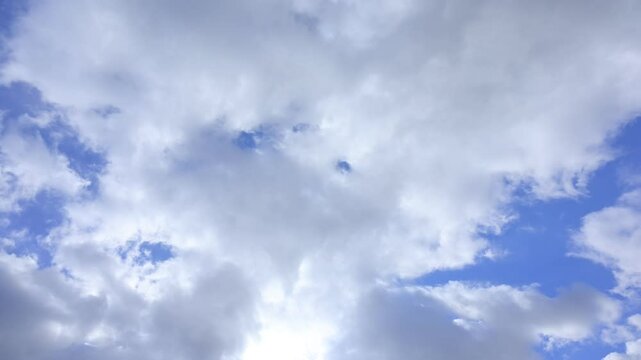 天気のいい快晴で雲がふよふよしている