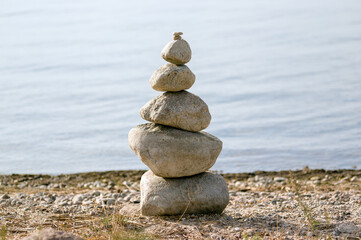 Stos wieża z kamieni ułożonych na plaży punkt nawigacyjny na szlaku. © Monika