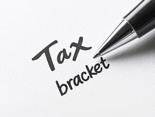 Obraz premium Tax bracket document with pen, indicating financial categories and details