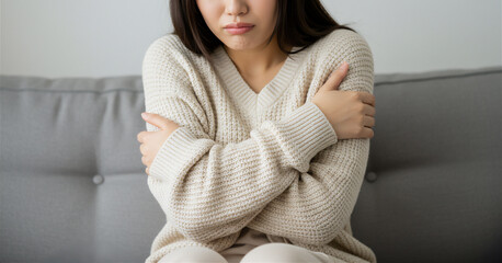 寒さに震える若い女性　冷え性　冷え症