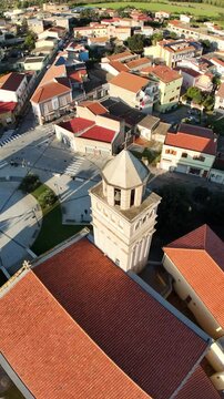 riprese drone della Chiesa parrocchiale di San Giovanni Battista a San Giovanni Suergiu in Sardegna (60 FPS, riprese verticali per social)