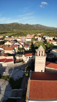riprese drone della Chiesa parrocchiale di San Giovanni Battista a San Giovanni Suergiu in Sardegna (60 FPS, riprese verticali per social)