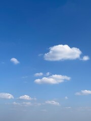 Obraz premium Serene Sky with Fluffy Clouds