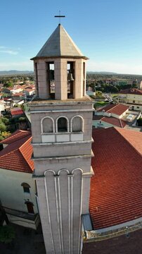 riprese drone della Chiesa parrocchiale di San Giovanni Battista a San Giovanni Suergiu in Sardegna (60 FPS, riprese verticali per social)