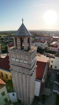 riprese drone della Chiesa parrocchiale di San Giovanni Battista a San Giovanni Suergiu in Sardegna (60 FPS, riprese verticali per social)