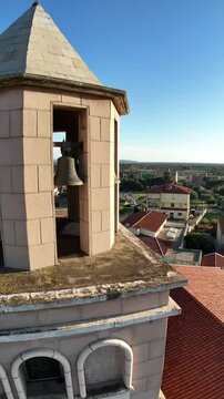 riprese drone della Chiesa parrocchiale di San Giovanni Battista a San Giovanni Suergiu in Sardegna (60 FPS, riprese verticali per social)
